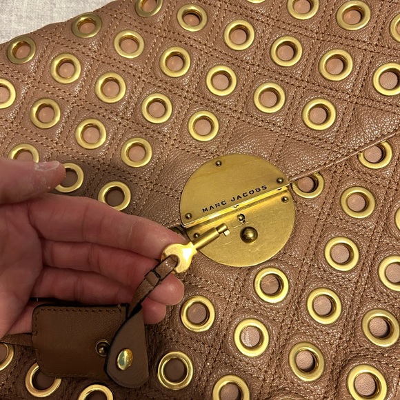 Stunning leather handbag with Gold Hardware and accents has a key to lock bag - Picture 8 of 8